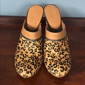 Leopard clogs